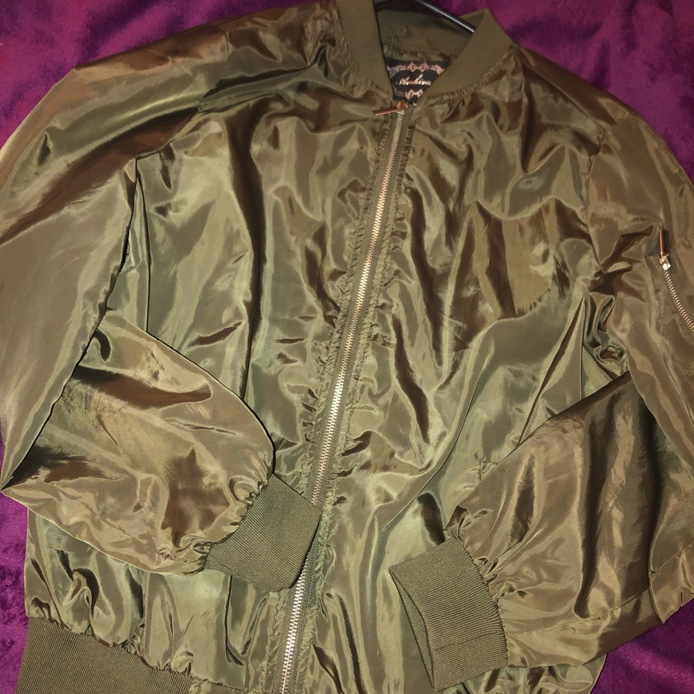 Women’s bomber jacket with arm zipper/pocket